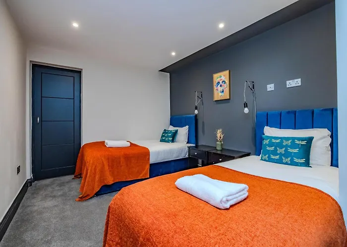 3 Bedroom 2 Bathroom I Super Central Location I Sleep 9 Guests