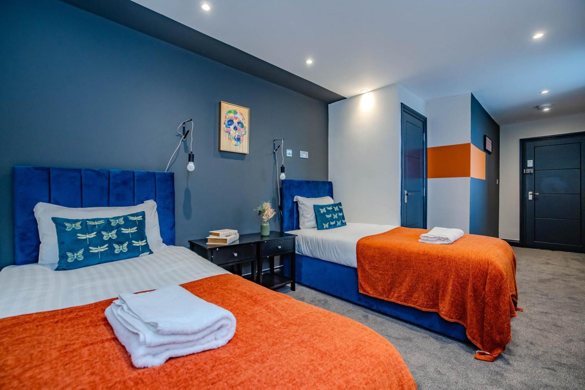3 Bedroom 2 Bathroom I Super Location I Sleep 9 Guests Apartment *